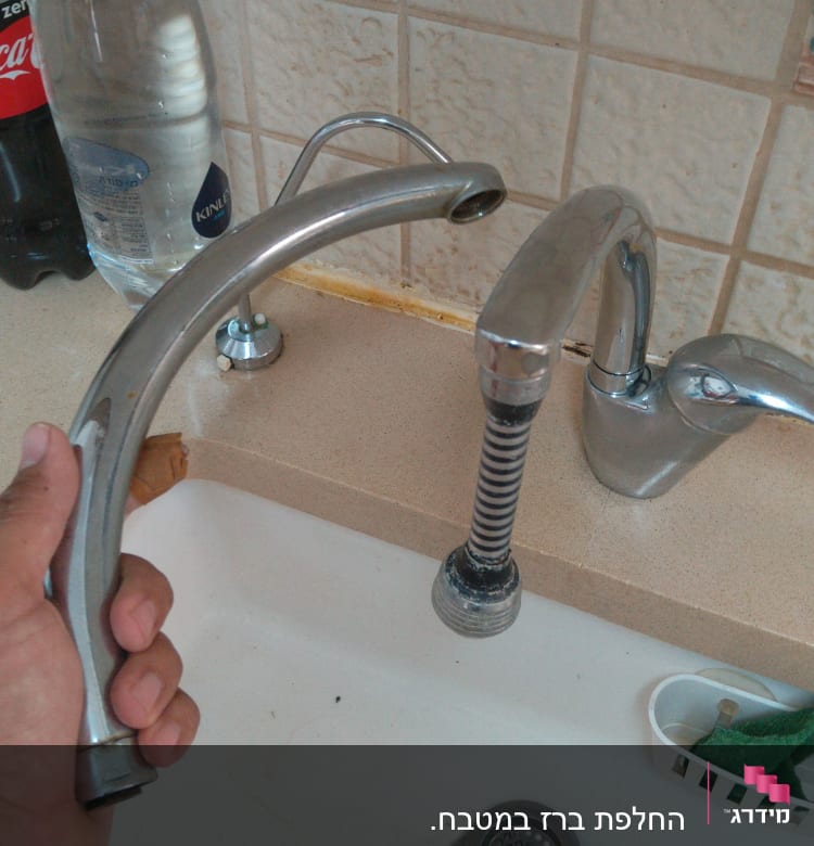 ברז מטבח מפורק עם צינור גמיש ביד